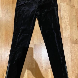 Sammet byxor  - Sammet byxor sååå mjuka och bekväma. Bra märke bra kvalite. Rekommenderar! Säljer pga stor garderobrensning. Kika gärna på mina andra annonser, säljer mycket. Samfraktar gärna:) 