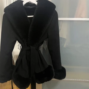 Pälsjacka (GÅ IN I MIN PROFIL FÖR ATT KÖPA PÄLS JACKAN I FRI FRAKT) - Varm jacka nu till vintern med varma och sköna tröjor, snygg och divig jacka som är inne just nu! köpte den för 1000kr. Jackan är i storlek L den passar för de som har S-M. 