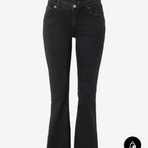 Low waist jeans - säljer mina weekday flare low waist jeans 💞 400kr