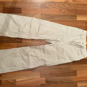 Beiga jeans - Beiga vida/raka jeans i stl 34 som tyvärr är för små för mig! Sjukt snygga och lite stretchiga