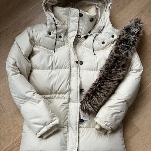 Boomerang Dunjacka i stl S! Ny!! - Säljer en helt ny dunjacka från Boomerang + en ny päls till! Jag har tagit bort lappen då tanken var att använda den men tyvärr passar ej färgen när man har barn!     Så fin och skön jacka!   Pris 2700:- + porto   Kan mötas upp om man bor i Uppsala 