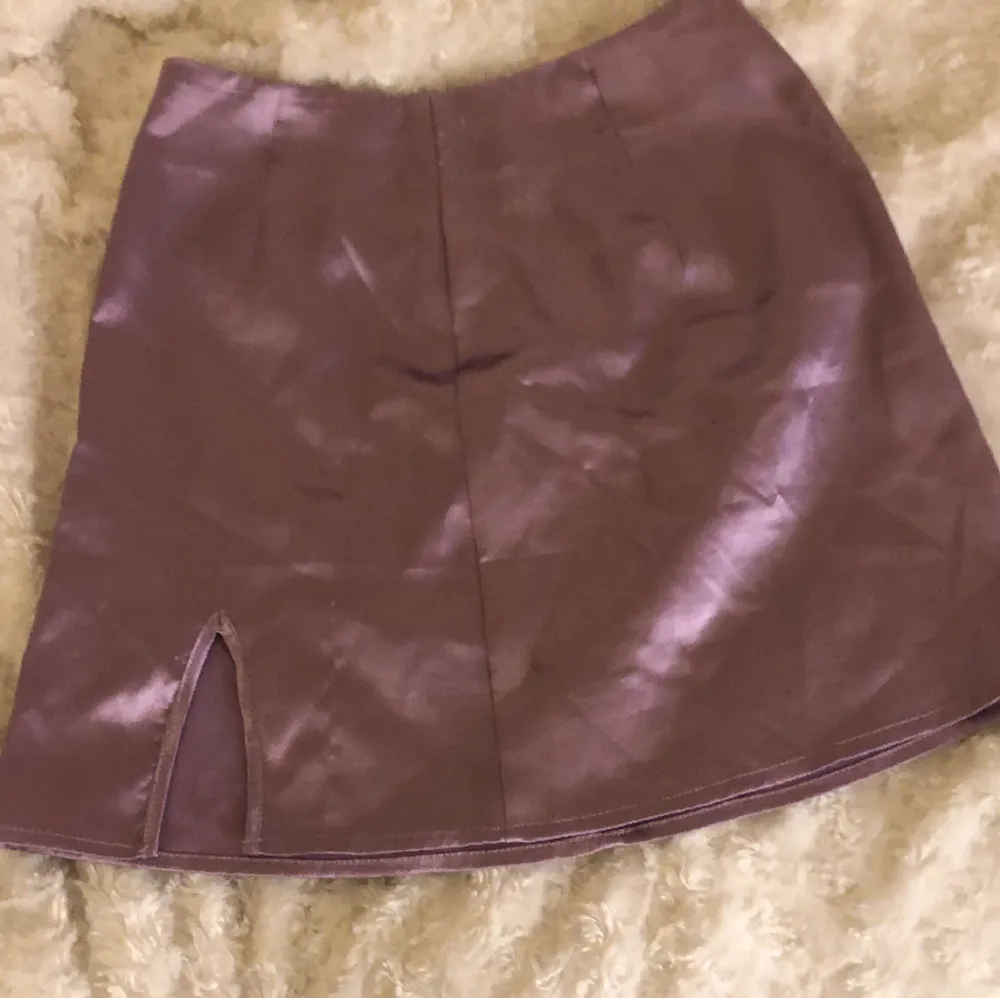 Säljer denna jätte fina lila kjol från SHEIN den är väl använd så har lite slitningar men inget man tänker på💕 Storlek xs. Kjolar.
