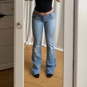 Only jeans  -  Säljer mina lågmidjade jeans, ifrån Only! Jeansen köptes från plick, de är endast testade! Bakfickorna liknar trues.💞 midja 80, innerben 89cm. Säljer då jeansen är stora på mig.