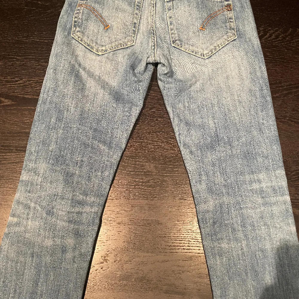 Säljer ett par jeans från dondup i modellen George I Skick 8,5/10 I Storlek 30 I Skriv till för mer bilder eller frågor. Jeans & Byxor.
