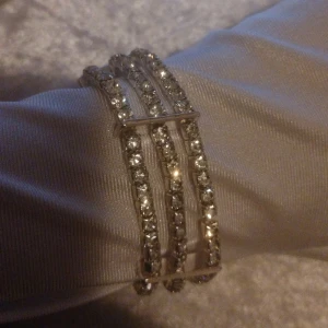 Armband  - Inte hemmagjord men i bra skick, lite lösa trådar fast resten är i bra skick.