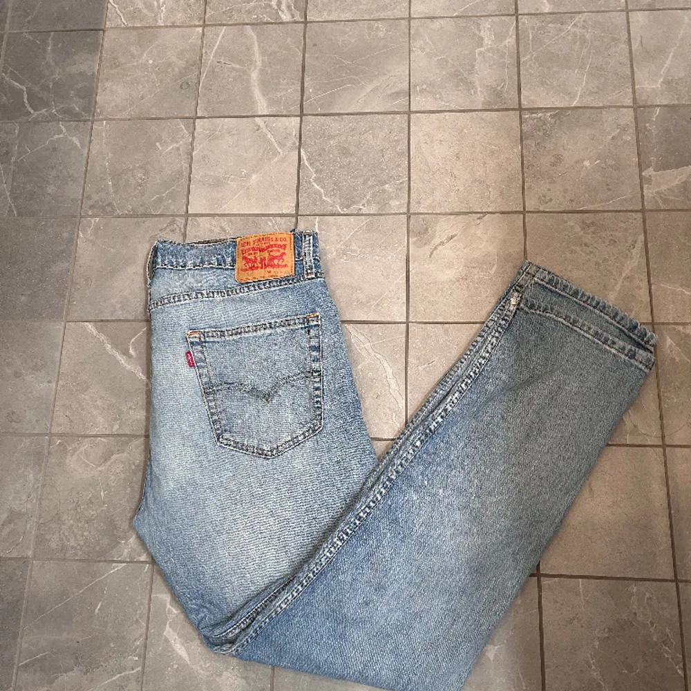 Ett par 512 levis jeans med storleken W34 L32.  Passar som regular fit/straight leg.  Inga defekter eller så.  Bara att höra av er vid frågor. Jeans & Byxor.