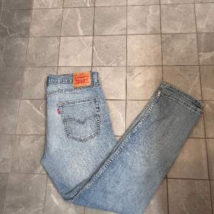 Ett par 512 levis jeans med storleken W34 L32.  Passar som regular fit/straight leg.  Inga defekter eller så.  Bara att höra av er vid frågor