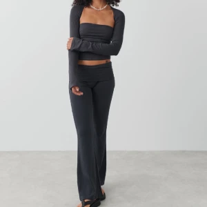 Soft Touch Set  - Säljer mitt nya soft touch set, aldrig använd bara testat på och inte tyckt om. Säljer pågrund av att jag inte tyckte om passformen men returs tiden har gått ut. Byxor st XS och tröjan st S. 