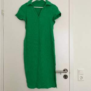 Grön klänning med liten slit längs benet, är midi och stretchig, passar M-Xl, använd 3 gånger