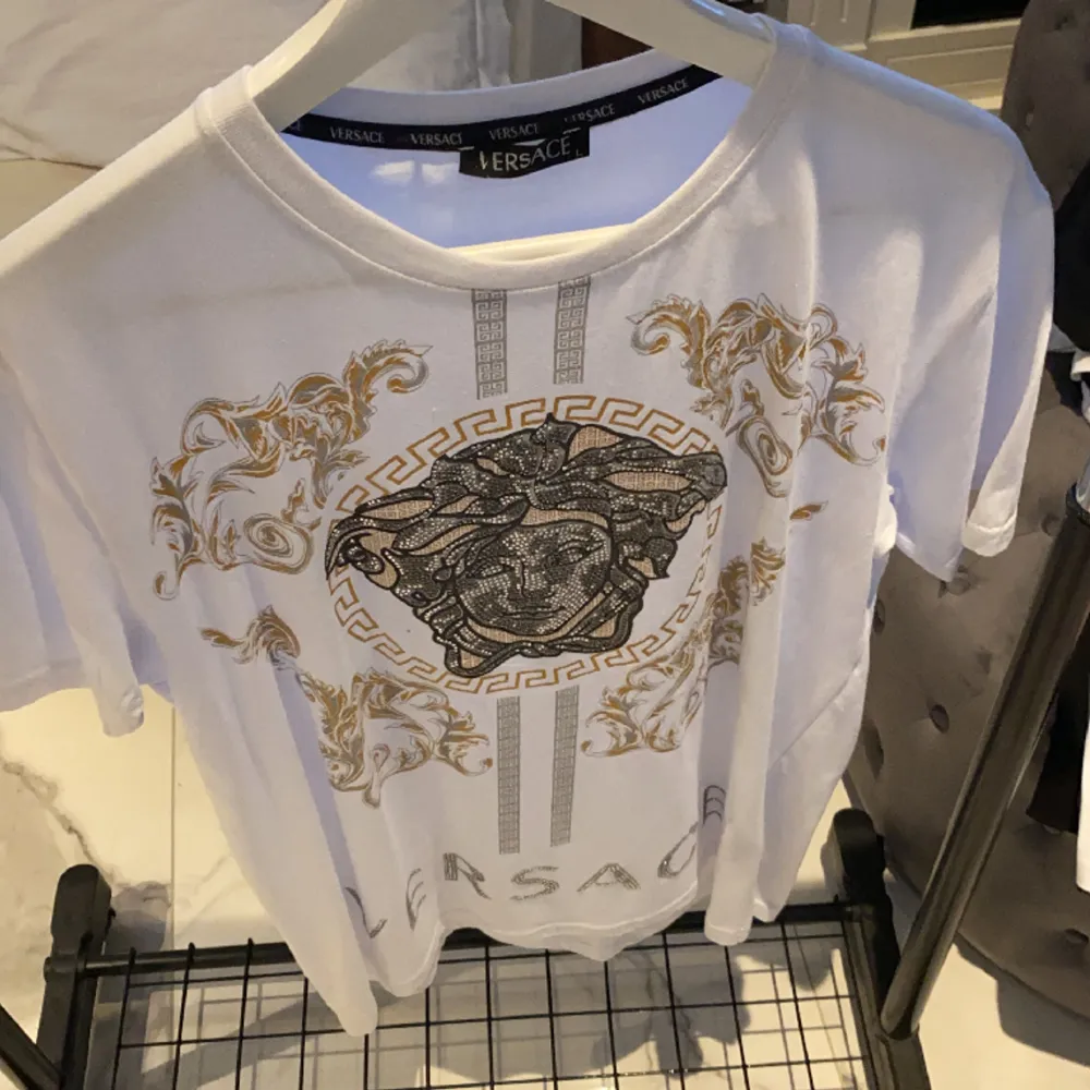 Versace t-shirt säljs pga lagret måste ut för att vi får nya kläder efter nyår. T-shirts.
