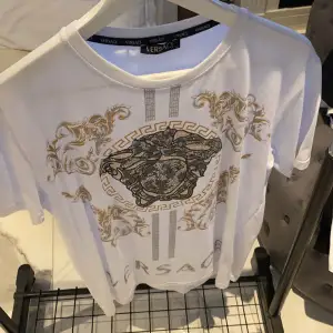 Versace t-shirt säljs pga lagret måste ut för att vi får nya kläder efter nyår