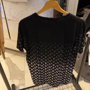 Louis Vuitton t-shirt säljs pga lagret måste ut för att vi får nya kläder efter nyår