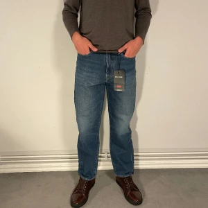 Levis jeans  - 43. Hej! Säljer nu dessa helt nya Levis jeans. Modellen är 188cm Nypris 1399