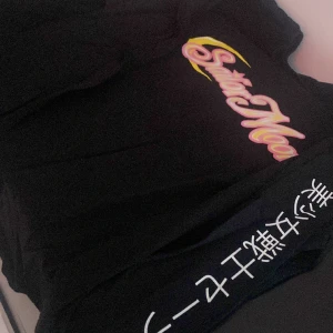 Anime hoodie  - Skittt söt sailor moon hoodie med tryck på baksidan och framsidan köpte den för 1år sedan för 259kr säljer för billigare för jag använder den inte ingen noppring förutom att det är lite urtvättat på insidans lappen som man ser på bild 3💗