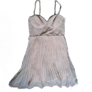 Plisserad klänning  - Den är väldigt ljusrosa, str 40. Pris är diskuterbart 😊💖 Vid funderingar skicka gärna pm. Köparen står för frakten. Ansvarar inte för paketet under frakt. 