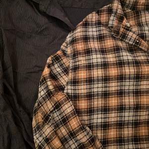 Klädpaket: 2 oversized skjortor, båda i bra skick. Båda för 40 kr.