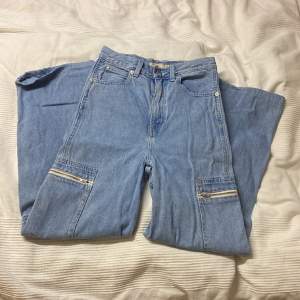 Levi’s jeans i storlek 25 med fickor på sidorna, ganska bra skick och inga defekter :)
