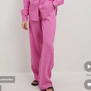 Rosa linnebyxor  - Säljer mina rosa linnebyxor från NA-KD då dem inte har kommit så mycket till användning. 