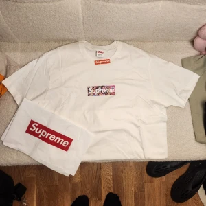 Supreme Murakami T-shirt - [inte autentisk] säljer då den inte passade.