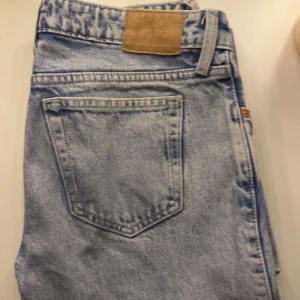 weekday Low arrow jeans - Säljer mina low arrow jeans från weekday då dom blivit för stora på mig tyvärr, andra bilden va en bild när jag kunde ha dessa men kan tyvärr inte ta nya när ja har dom på då dom är för stora! Frågor eller annat på dm!