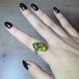 Superfin ring med grön sten och vackra guldfärgade detaljer runt! Så söt, men kommer tyvärr inte till användning längre :’)