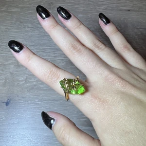 Vacker ring - Superfin ring med grön sten och vackra guldfärgade detaljer runt! Så söt, men kommer tyvärr inte till användning längre :’)