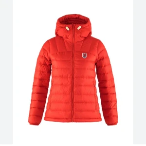 Fjällräven expedition pack down W - Knappt använd nyinköpt jacka. Nypris 3999:- mitt pris 2500:- Storlek XS dam