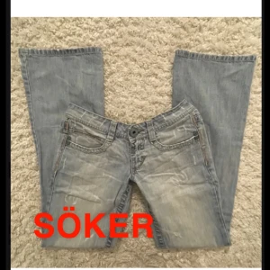 SÖKER LJUSBLÅA LÅGMIDJADE LOWWAISTED JEANS - SÖKER ETT PAR LÅGMIDJADE LOW WAIST LJUSBLÅA JEANS I STORLEK XS/S, SNÄLLA HÖR AV DIG OM DU SÄLJER ELLER VET NÅGON SOM SÄLJER❤️❤️(behöver ej vara dem på bilden men liknande)