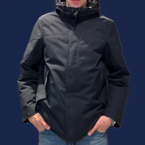 Tommy hilfiger jacka  - Tja! Säljer nu denna helt nya och riktigt snygga Tommy hilfiger jackan. Den kom aldrig till användning mer än 2-3 gånger. Nypris på denna är ca 4000. Mitt pris är 699kr först till kvarn som gäller. Modellen är 188cm. Mvh Viken!