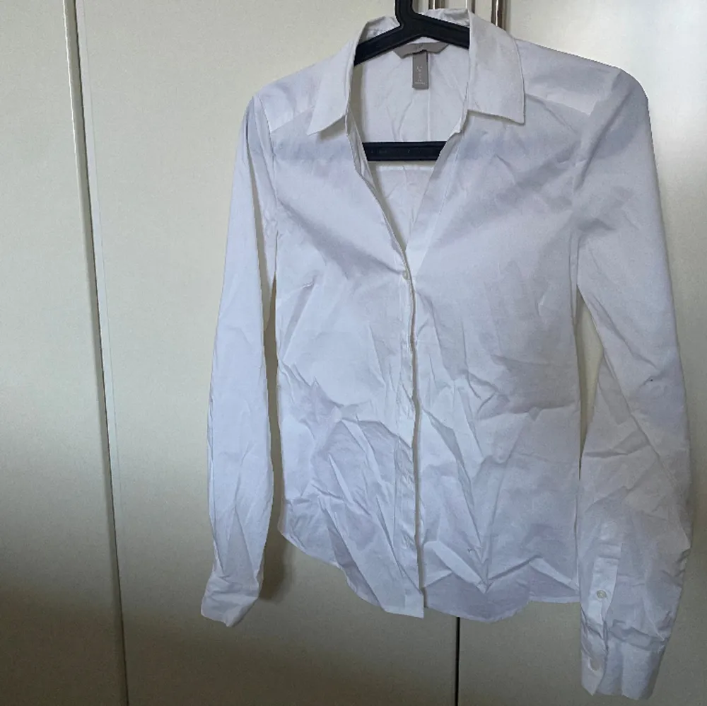 En vit slim-fit skjorta i storlek 32 från H&M. Skjortor.