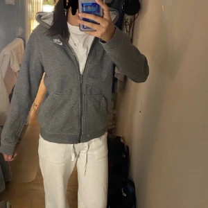 Nike tech  - Hej,säljer nu min nike tech zip hoodie som inte kommer till andvänding och är i bra skick