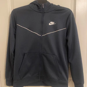 Nike kofta  - Mycket fin marinblå Nike kofta, storlek 158/172 men passar en S. Inga defekter 