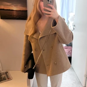 Bubbleroom kappa - Har använts denna höst, har inga defekter så den ser fortfarande ny ut❤️ nypris 900kr❤️är 167cm💓