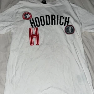 Hoodierich t shirt ( M )  - Knappt andvänd då jag sålde mit hoodierich sett för ett tag sedan men valde att ha kvar tröjan men andvände den 3 - 4 gånger! 10/10 skick ser knappt andvänd ut. Nypris tror jag låg på 800 