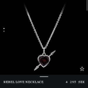 Maria Nilsdotter halsband (NYTT!) - Säljer detta SPRILLANS NYA halsbandet från marianilsdotter! Modellen ”REBEL LOVE NECKLACE”. Har kvittto och plombering! ALLT INGÅR💕 Nypris: 4295kr! ÄKTA SILVER och Red Garnet❤️ ✅Helt nytt✅