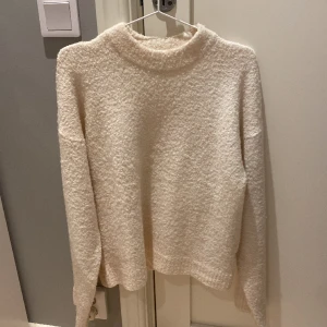 Stickad tröja  - Stickad tröja som har fina ”fluffiga” detaljer 🤍