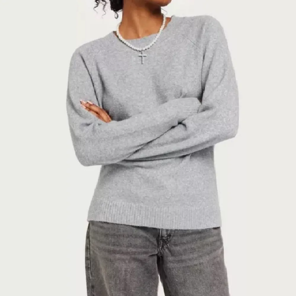 Grå stickad tröja i bra skick från vero Moda. Slutsåld online. Säljer för att jag inte använder den❣️. Stickat.