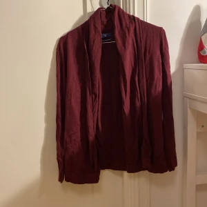 Gant kofta - Jättefin gant kofta i marino ull som inte längre kommer till användning. Väldigtfint skick ( inga hål och inte nopprig), använd gärna köp nu om ni inte har några frågo!