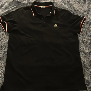 Moncler piké  - Hej säljer min fina moncler pike då den inte används, den är använd vid 1 tillfälle så den är nyskick, det är storlek L men passar M.  Jag kan även tänka mig byten.  Skriv vid vilka frågor som helst!!