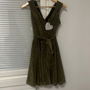 Oanvänd klänning  - Ny