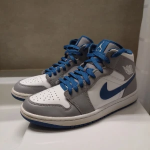 Jordan 1 True Blue - Hej, säljer nu mina Jordan 1 True Blue då dem har blivit för småa, knappt använda, dem är helt som nya förutom att dem är lite nötta mot hälen, jag skulle säga skick 9/10. Tänkte mig 900kr, känns det orimligt kom med bud