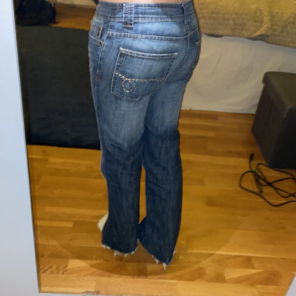 Super snygga lågmidjade bootcut jeans med detaljer på bakfickorna som inte kommer till användning länge! Toppen skick! Hör av er vid fler frågor❤️❤️. Jeans & Byxor.
