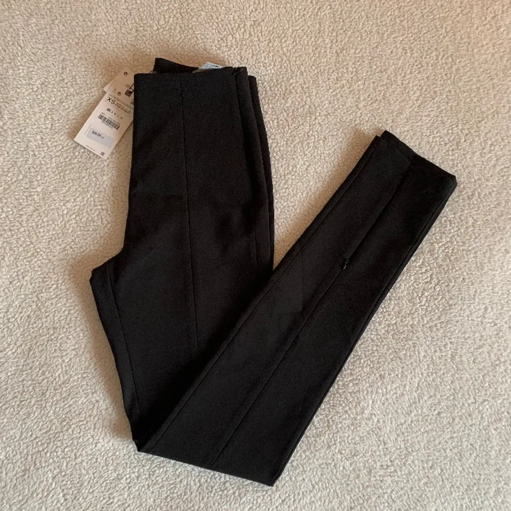 Byxor med stretch / kostymbyxor från ZARA med otroligt smickrande passform. I nyskick, med tags och utan anmärkningar. Nypris 359kr. Dragkedja vid anklarna som går att öppna ifall man vill ha slits / lösare passform.. Jeans & Byxor.