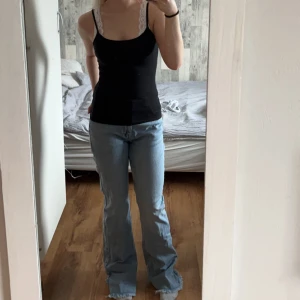 Jeans - (Tryck inte på köp nu direkt) superfina jeans från gina, de är väldigt långa på mig som man ser. Man kan såklart sy upp de men för tilfället passar de lite längre😊 kolla gärna min profil❤️