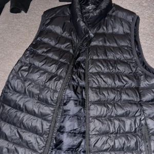 Väst bra kvalitet - Väst med bra kvalitwt med färgad svart