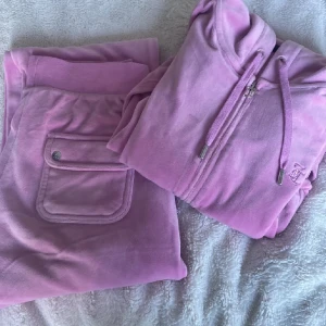Juicy set - Säljer mitt fina rosa juicy couture därför att det var lite fel storlek för mig, därav är det i väldigt fint skick för att jag inte har kunnat använda pga storleken💕Pris kan självklart diskuteras💕