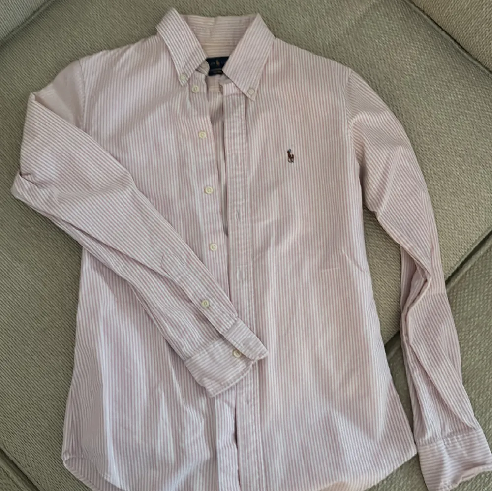 Ralph lauren skjorta i randig rosa och vit. . Skjortor.