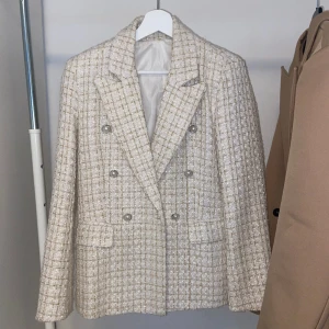 Vit kavaj - Säljer min vita kavaj, endast använd 1 gång i storlek S. Säljer pga kommer inte till användning 🫶 Nypris 379kr, mitt pris 200kr. Köparen står för frakt alternativt möts upp i Jönköping 🤝