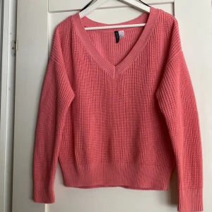 Stickad tröja - Säljer denna mysiga stickade tröja då den inte kommer till användning längre, den är lite oversized i modellen, mycket fint skick🩷