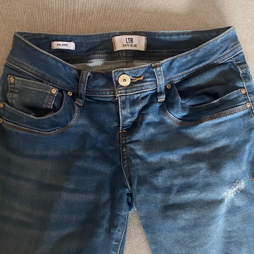 Så snygga low waist bootcut jeans med hål på💙 - priset går att diskutera   Midjemått: 36cm rakt över Innerbenslängden: 82cm. Jeans & Byxor.